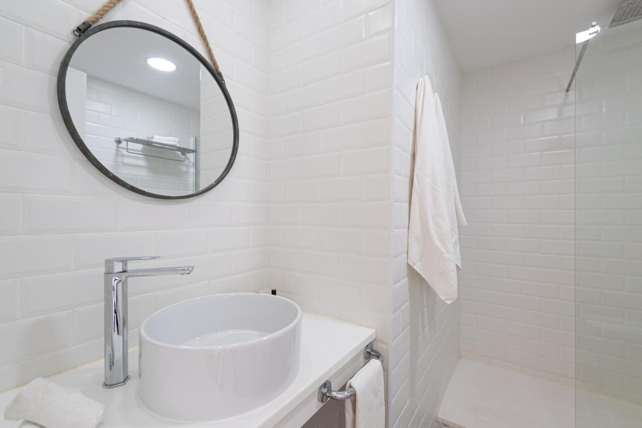 Homeforguest Modern And New Beachfront Apartment ลาโอลีวา ภายนอก รูปภาพ