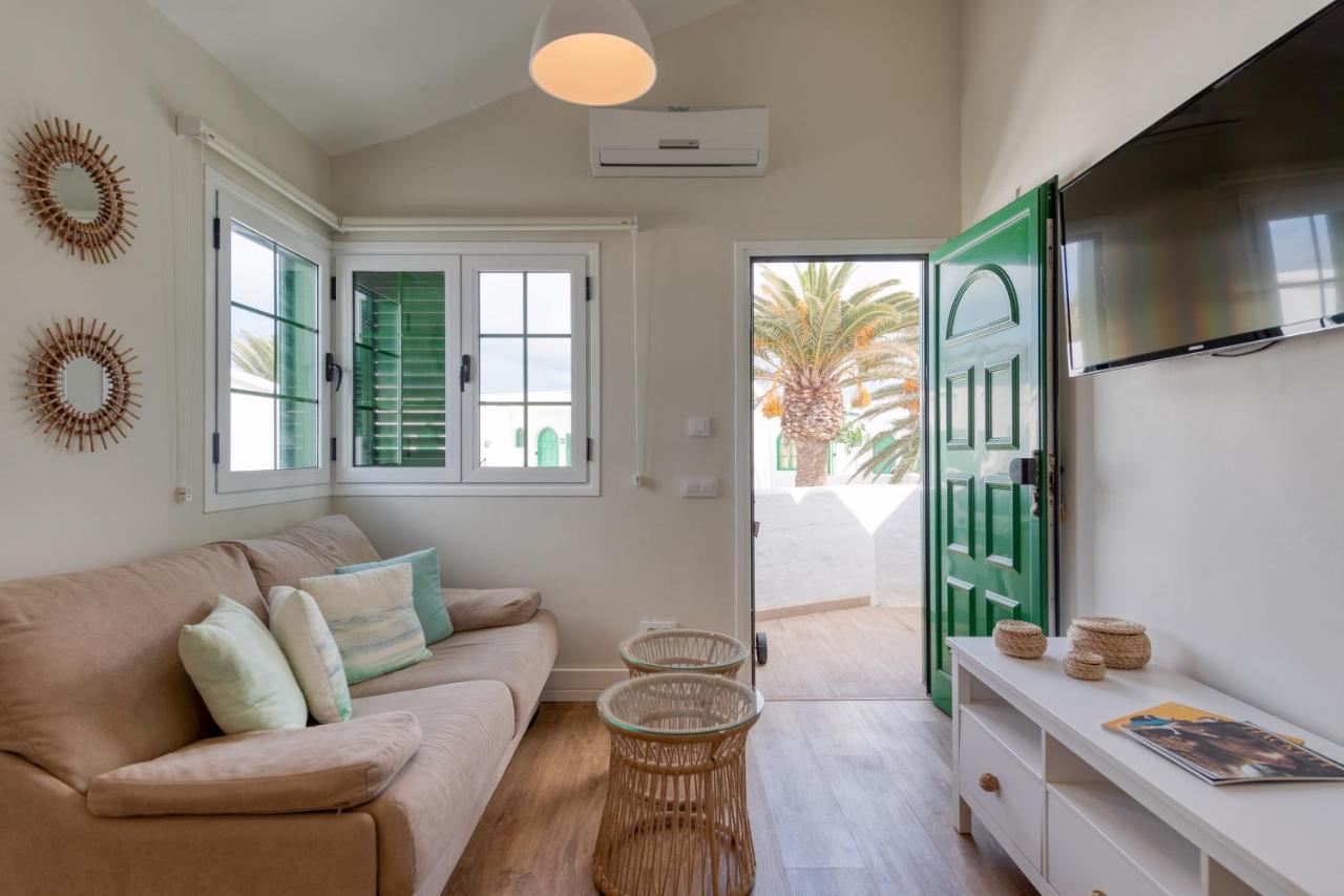 Homeforguest Modern And New Beachfront Apartment ลาโอลีวา ภายนอก รูปภาพ